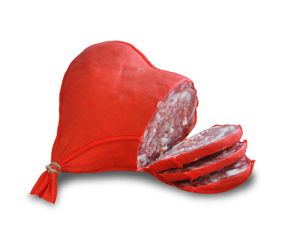 Salame a forma di cuore in un budello rosso. Le prime tre fette sono tagliate facendo vedere l'interno