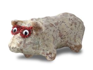 Maialino di salame decorato con occhiali fatti di lamè natalizio rosso