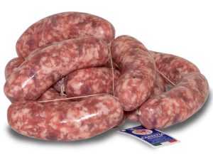 Mucchio di salsicce crude con un''etichetta blu del Salumificio Carretta Felicino