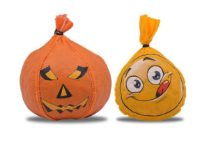 Due salami, uno a forma di zucca di Halloween arancione con una faccia spaventosa, l'altro a forma di emoji giallo che si lecca le labbra.